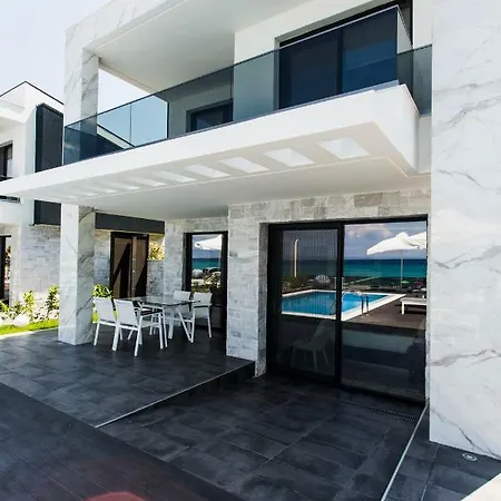 Villa Crystal & *