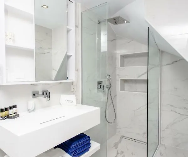 Crystal & Vila Polychrono