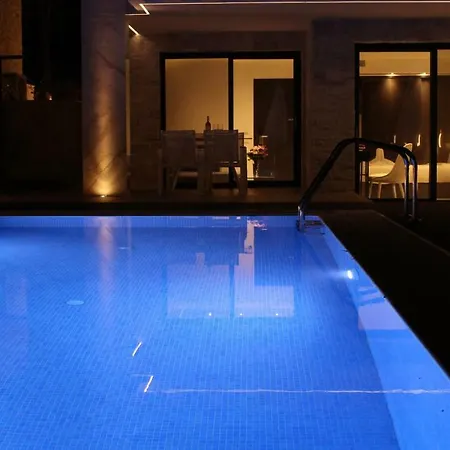 וילה Crystal & *